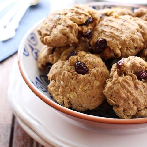 Oatmeal spelt cookies in a bowl.