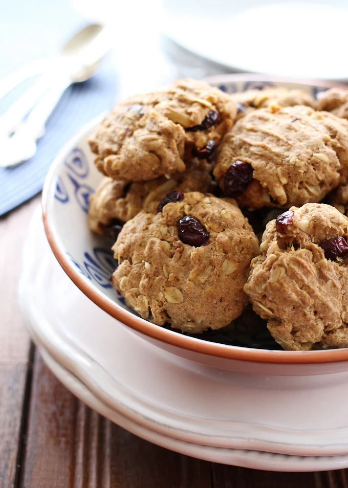 Oatmeal spelt cookies in a bowl.