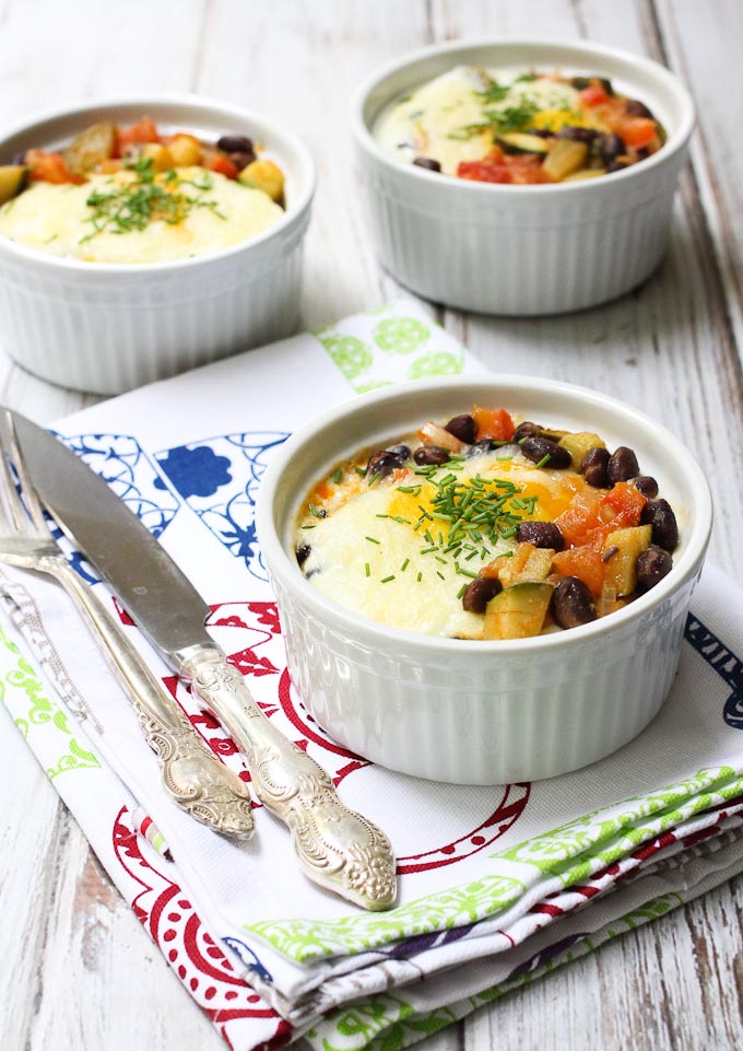 Bowls with baked eggs.