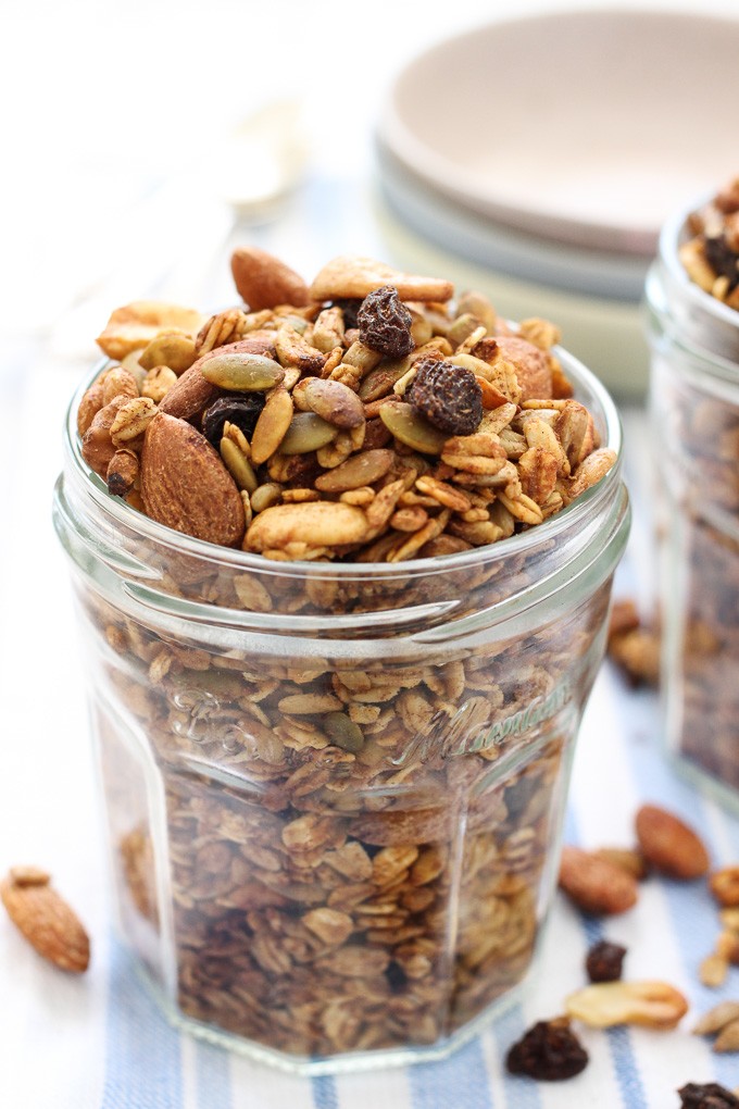 Granola senza zucchero fatta in casa in un barattolo di vetro.